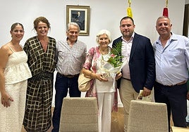 Eduardo Strauch, third from the left, with his friend Marta, local councillors and the mayor of Moclinejo, last Sunday.