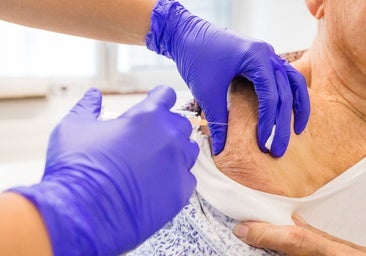 A nurse is giving a patient a flu jab.
