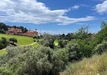 A picture of the plot of land sold in the Artola Alta area, next to the A-7 motorway.
