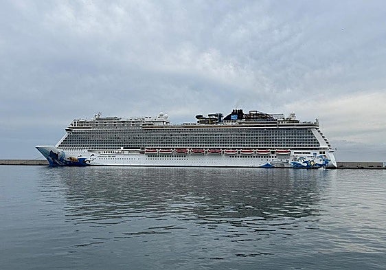 Mega cruise ship with capacity for over 5,000 people makes debut at Motril port