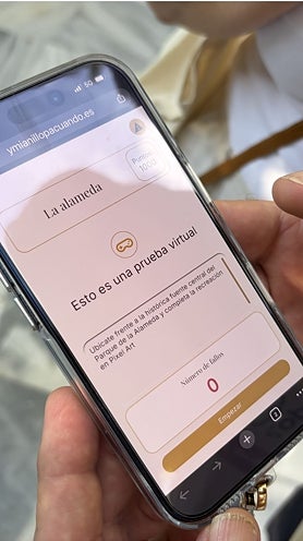 Imagen secundaria 2 - Participants in Orange Square try the app.