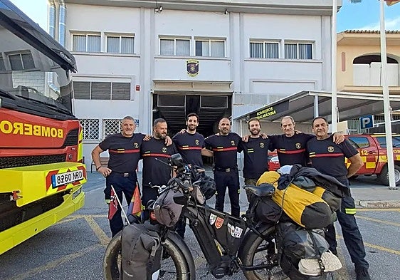 Runar Eide with the Benalmádena fire brigade, with his bike and luggage in the foreground.