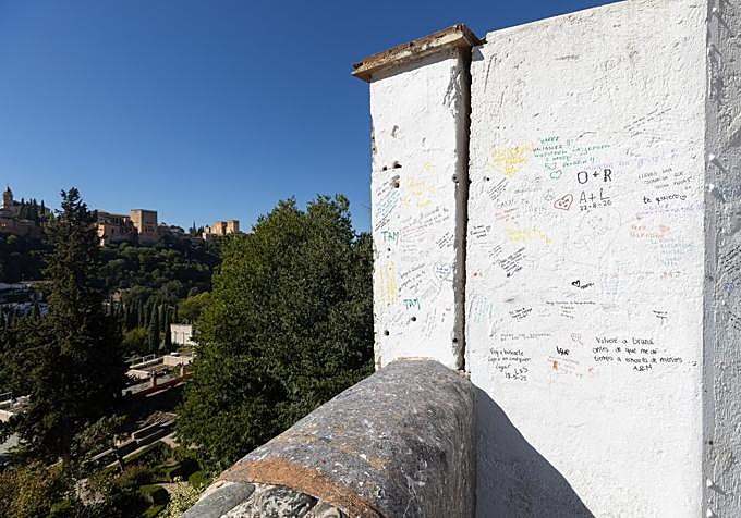 Graffiti at the well-known viewpoint on the Camino del Sacromonte.