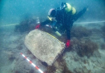 Measurement work on a wooden barrel from the Cabopino shipwreck.