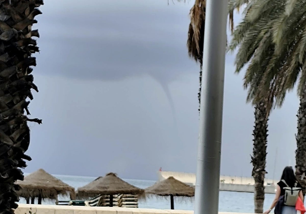 In der Bucht von Málaga wurde eine Wasserhose beobachtet.