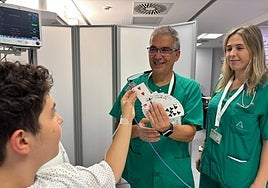 Maguci, also known as Juan Antonio Fernández, performing a magic trick at the ICU in Malaga's Hospital Regional.