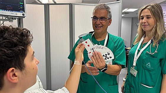 Maguci, also known as Juan Antonio Fernández, performing a magic trick at the ICU in Malaga's Hospital Regional.
