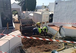 Municipal workers are working at the cemetery in Salobreña.