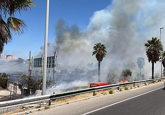 A fire in Estepona forced the evacuation of 70 people and led to the closure of one lane on the A-7