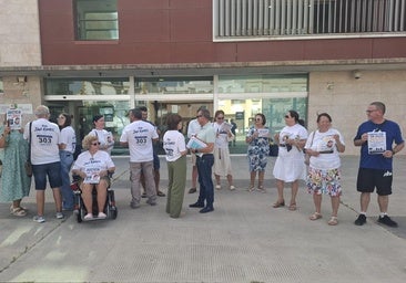 Relatives and friends of Antonio Javier Gutiérrez Ramos, outside the courthouse in Vélez-Málaga.