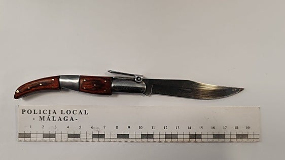 Malaga ride-hailing driver arrested for driving drunk and drugged, crashing into traffic light and brandishing knife at police