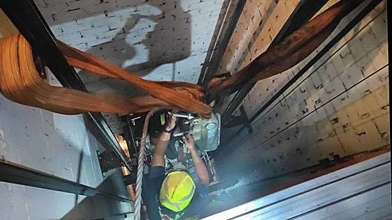 Marbella firefighters rescue three children trapped in lift for more than three hours