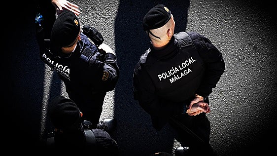 Malaga police search for three burglars, one of whom tried to kiss tenant in her flat