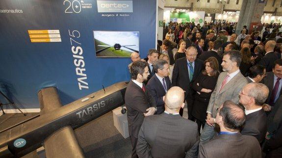 Felipe VI talks to the managing director of Aertec Tarsis 75.