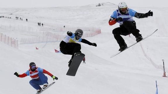 Regino Hernández, between Haemmerle and Hill, in the semifinals.