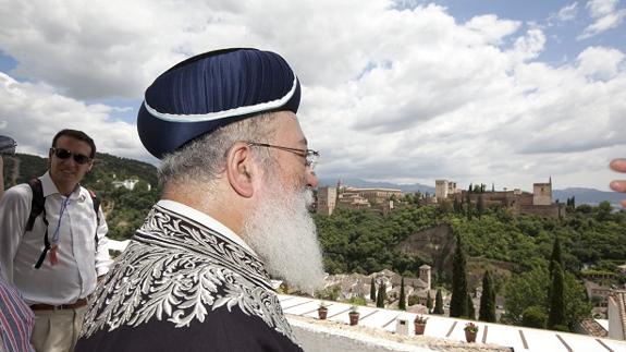 Shlomo Moshe Amor, the former Sephardic Chief Rabbi of Israel, visited Granada for the first time in 2011. 