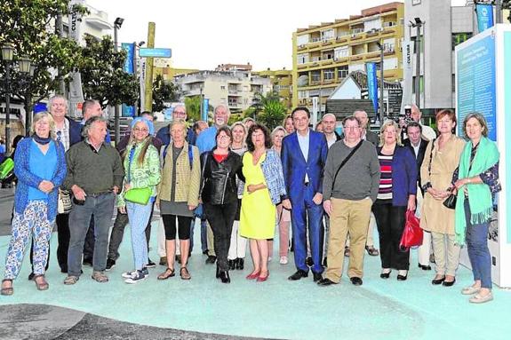 The mayor of Torremolinos with members of the press club.