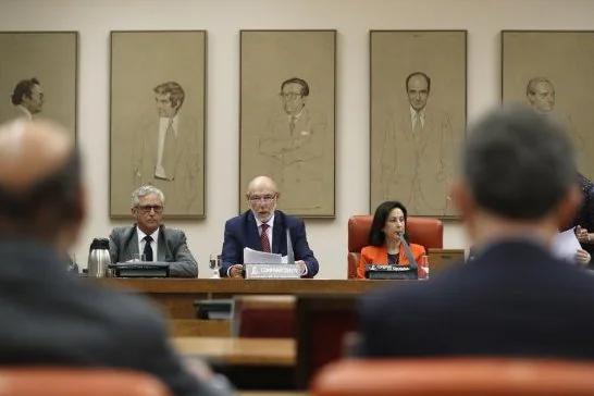 José Manuel Maza (centre) faces questions from MPs.