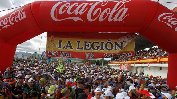 The runners prepare on the starting line just after the cyclists set off