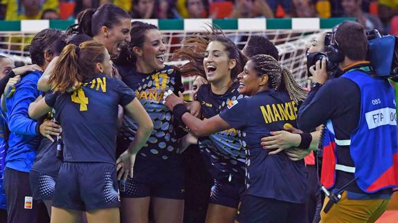 Eli Pinedo (number 17) celebrates a triumph with her team-mates.