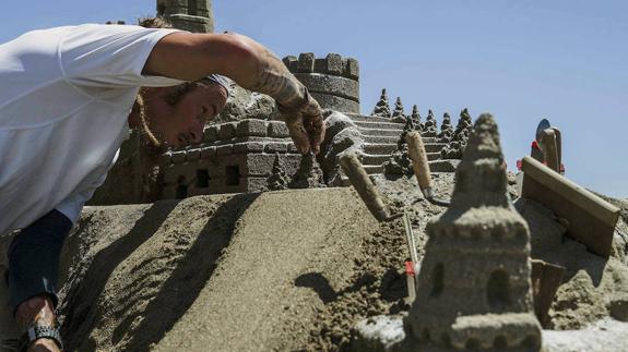 Czech artist at work on Poseidon beach in Torremolinos. 