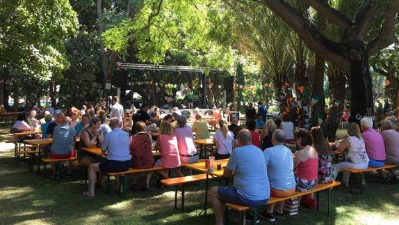 The audience enjoyed refreshments while watching the shows