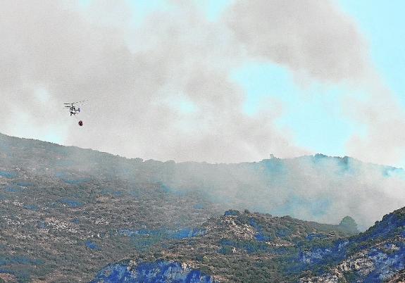 A helicopter helps fight the fire. :: Josele-Lanza