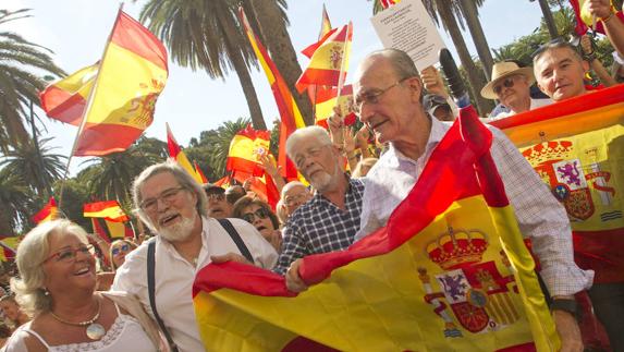 The mayor of Malaga, Francisco de la Torre, with the Spanish flag to support the unity of Spain.