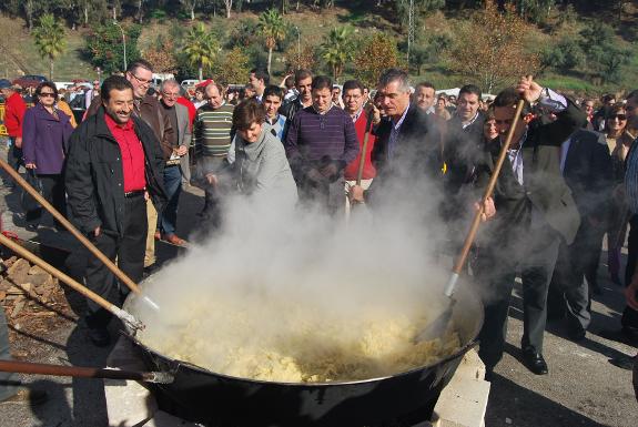 Visitors watch as the migas are prepared. 