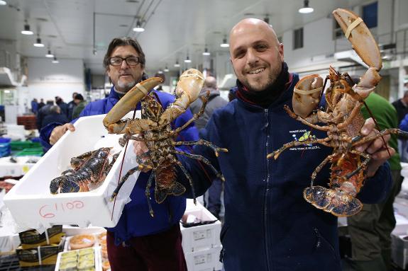  Lobster is one of the products which is always on sale in the fish section of Mercamalaga at Christmas, and the wholesale price can reach 70 euros a kilo.