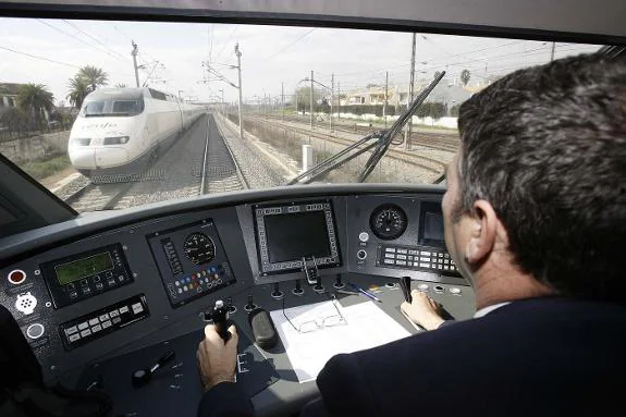 The high-speed trains have revolutionised rail travel in Spain. :: Sur