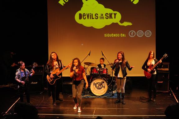 The band performed the songs they had written themselves at the presentation of the videoclip.