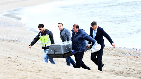 The body was found on El Oasis beach on Sunday morning.