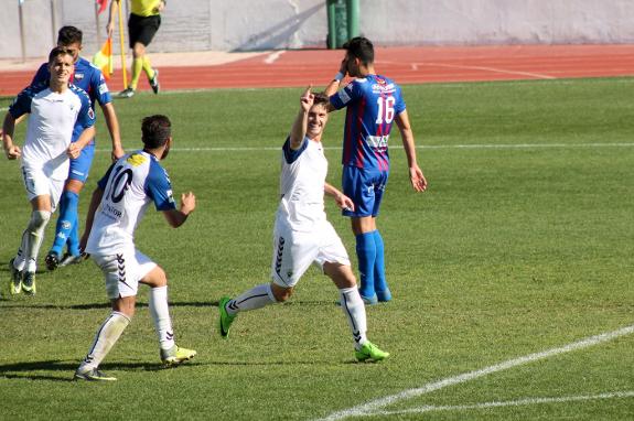 Indiano dedicates his equaliser to the crowd. :: Julio Rodríguez