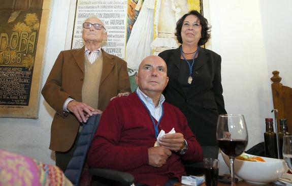 José Antonio Frías (centre) with Ana Tere Vázquez and Guillermo Jiménez Smerdou.