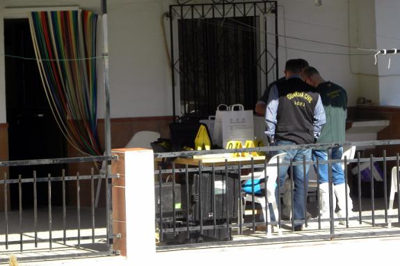 Detectives at the home of María Adela Fortes Molina in Los Romanes on Tuesday. 