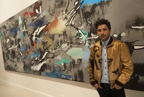 Hernández poses in front of one of the paintings he created exclusively for this exhibition. :: francis silva