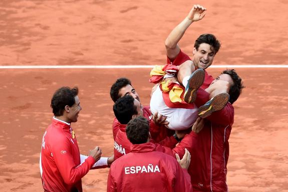 David Ferrer, lifted up by his teammates after his victory on Sunday.