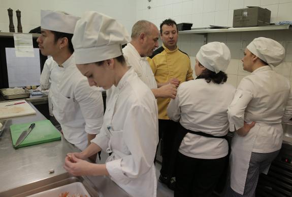 The chef, Victor Trochi takes a class in the  La Cónsula.