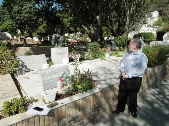 Leslie Thompson admires the tomb of one of the most famous graves in the cemetery.