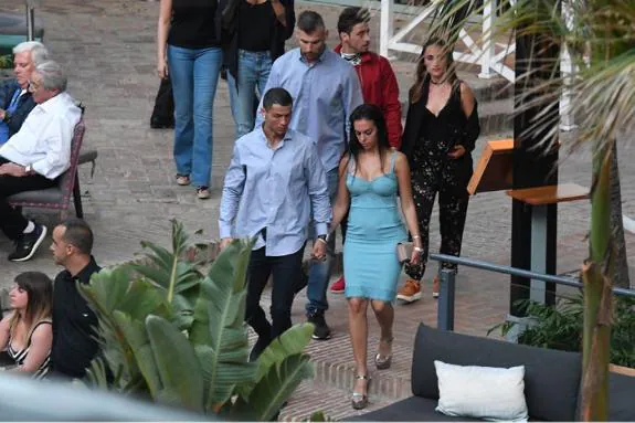 Cristiano Ronaldo and Georgina Rodríguez arriving at Puente Romano.