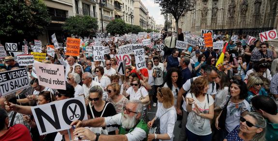 The protesters gathered to complain about Andalucía's public health service.