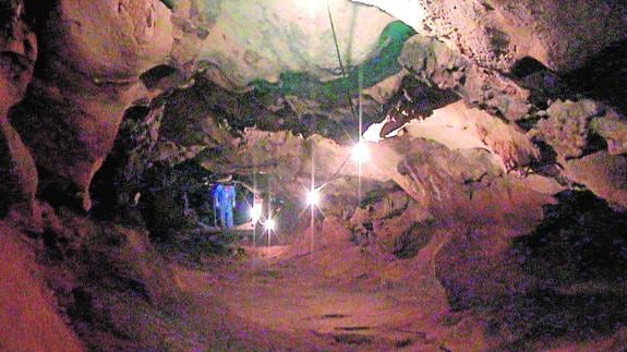 Archaeologists at Cueva de la Victoria cave in El Cantal.