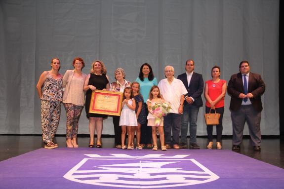 Cecilia McWeeny (4th left) with the mayor of Almuñécar, Trinidad Herrera, and family members.