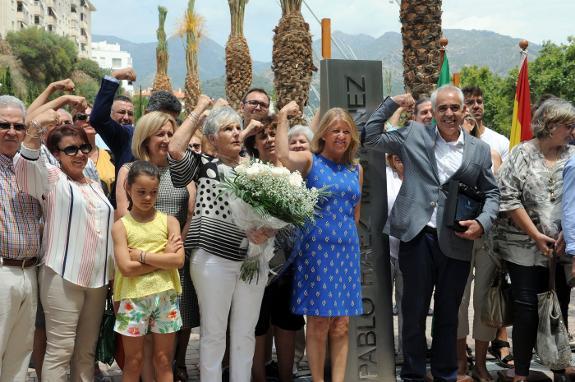 Raéz's family and friends with the mayor at the opening.