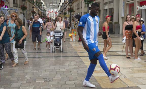 The midfielder was unveiled on Calle Larios just before the start of the city's fair.