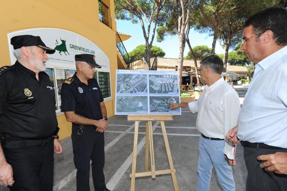 Local police and councillors discuss the camera project in Elviria. 