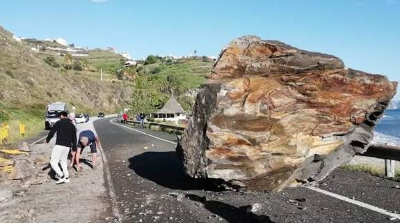 The rock fell onto the road near Torrox.