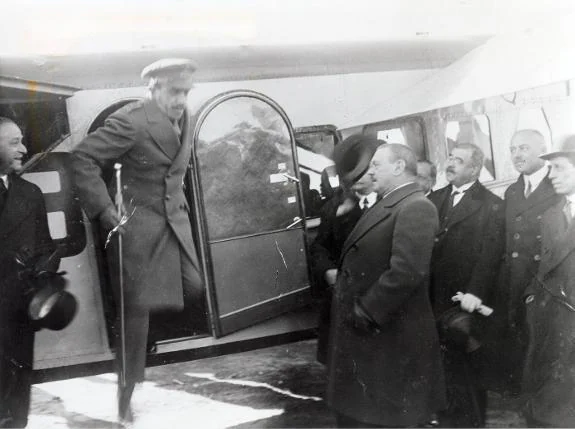 Alfonso XIII disembarks after Iberia's first commercial flight. 
