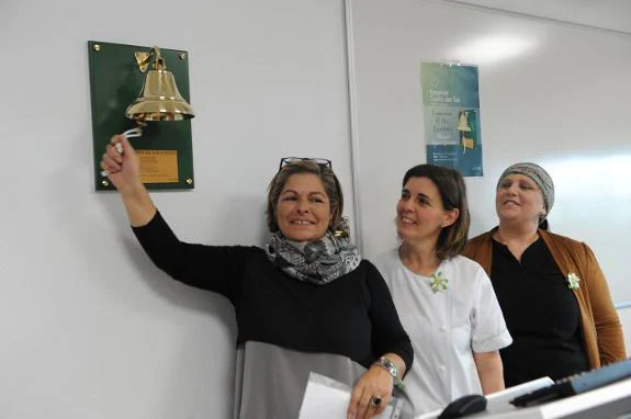 Concha Navarro, whose daughter was the patient who started the idea, rings the bell at the inauguration ceremony.